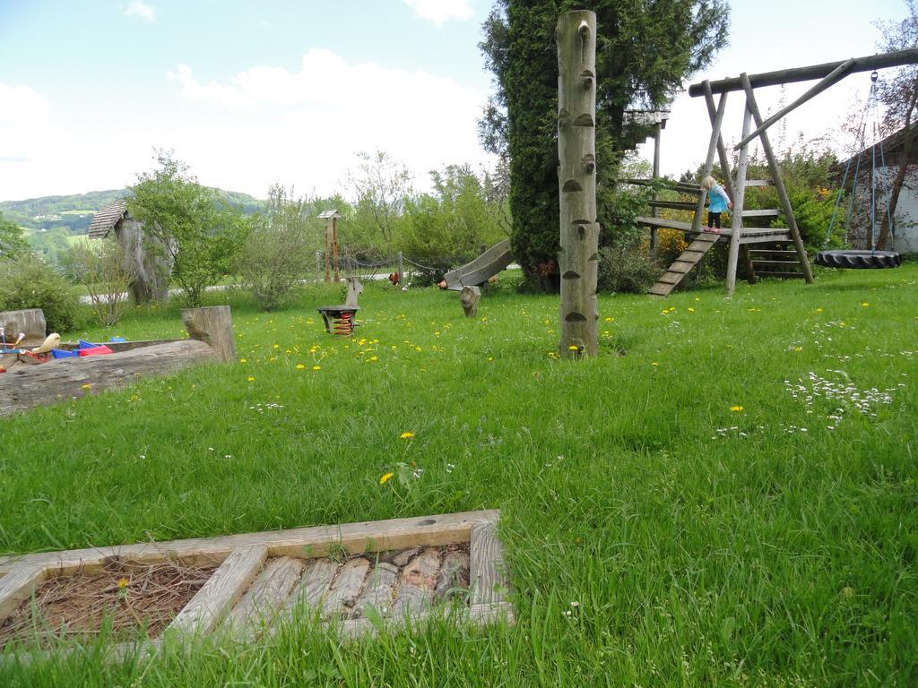 Baby- Und Kinderhof Aicherbauer Seeham Bagian luar foto
