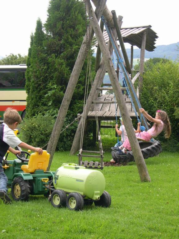 Baby- Und Kinderhof Aicherbauer Seeham Bagian luar foto